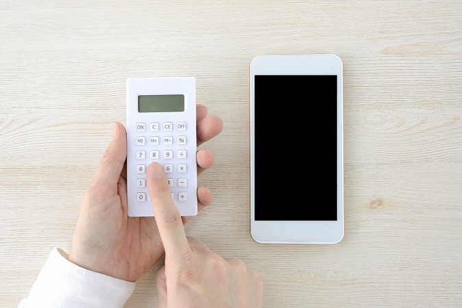 電卓とスマホ